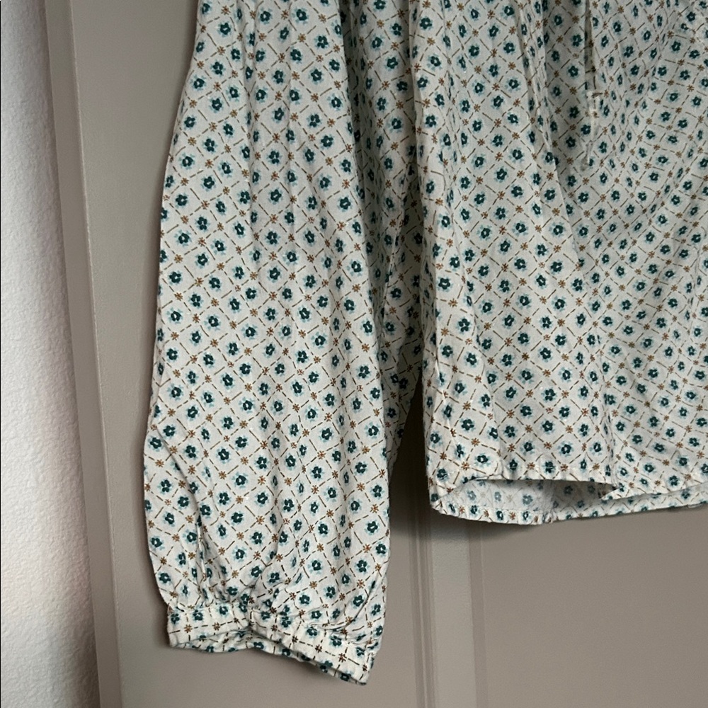 Universal Thread White and Blue Patterned Blouse - Picture 6 of 13
